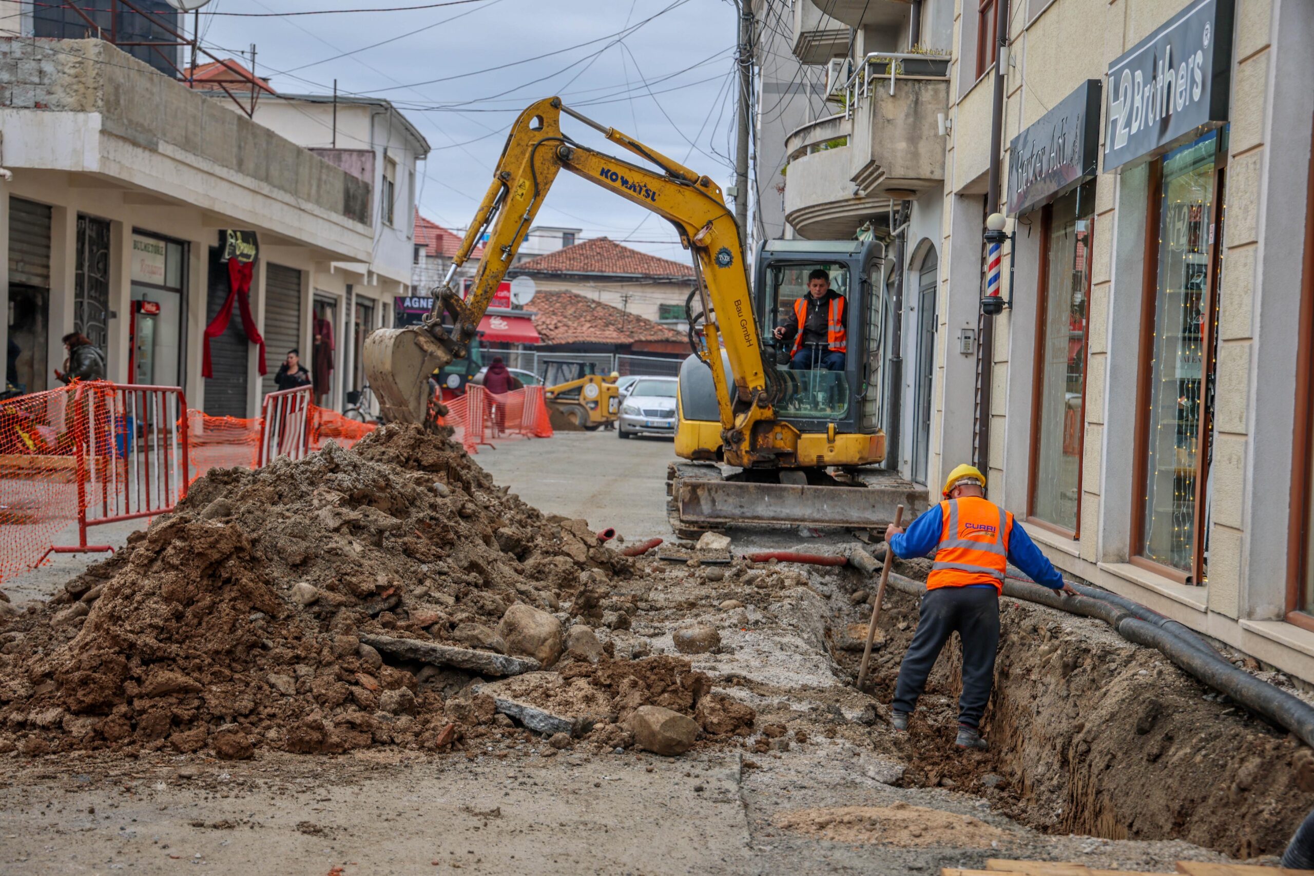 Transformimi i Zdrales, kryebashkiaku Benet Beci ndan foto nga punimet