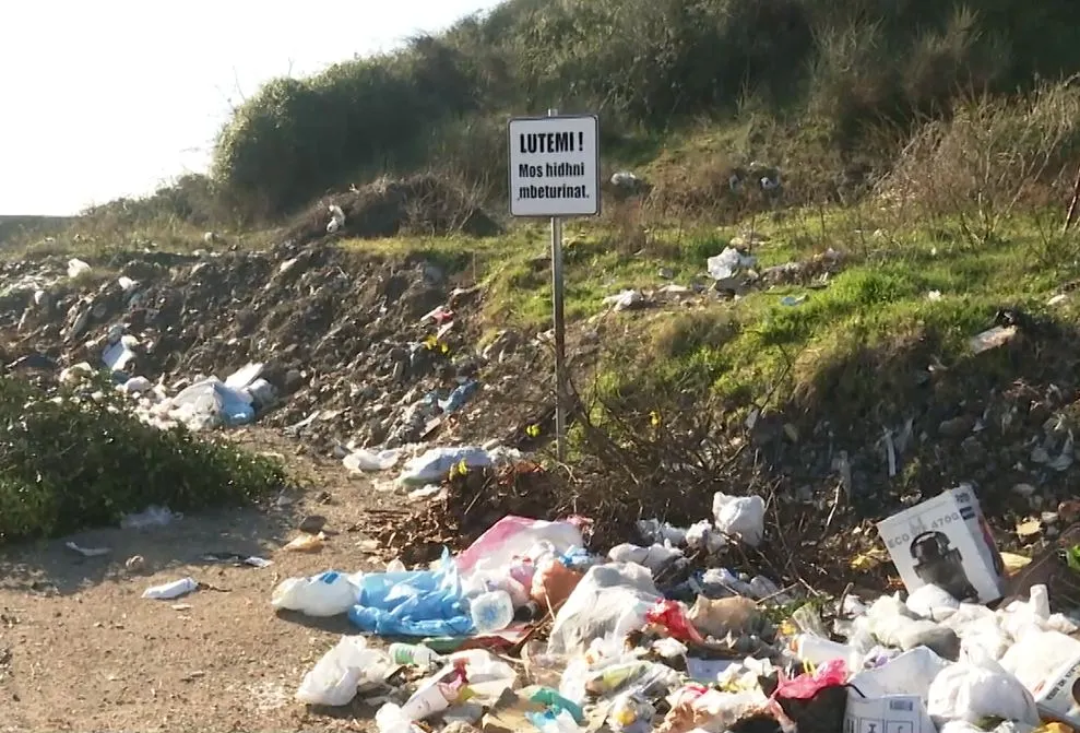 Mbeturinat hidhen përtokë – Në lagjen “Tepe”, ky fenomen akoma pa zgjidhje!