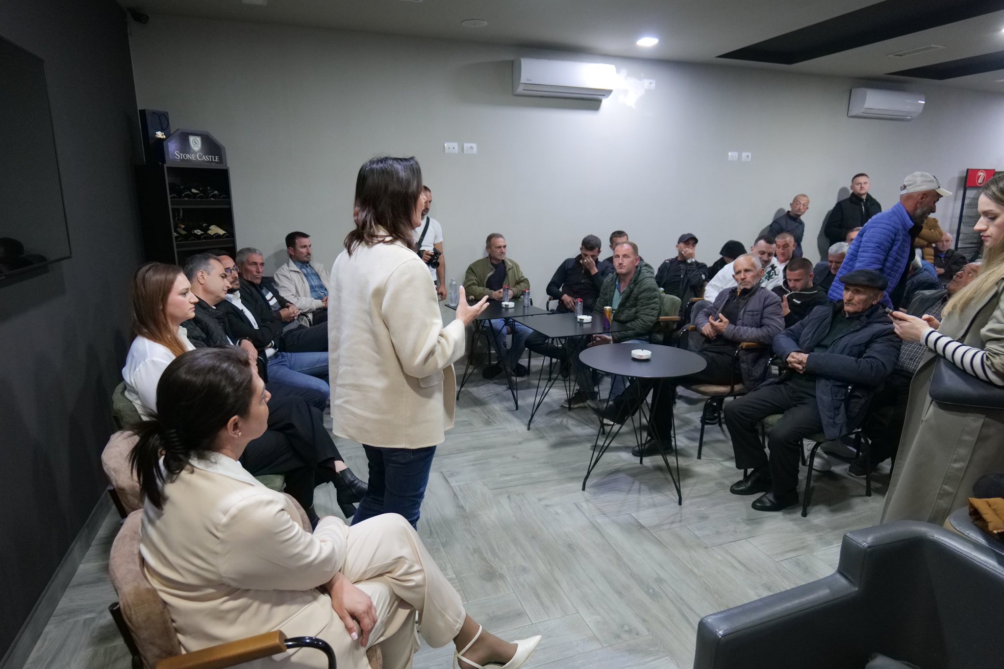 Deputetja Greta Bardeli me banoret e Kuçit / Nje zone e lene ne harrese totale gjate 12 viteve