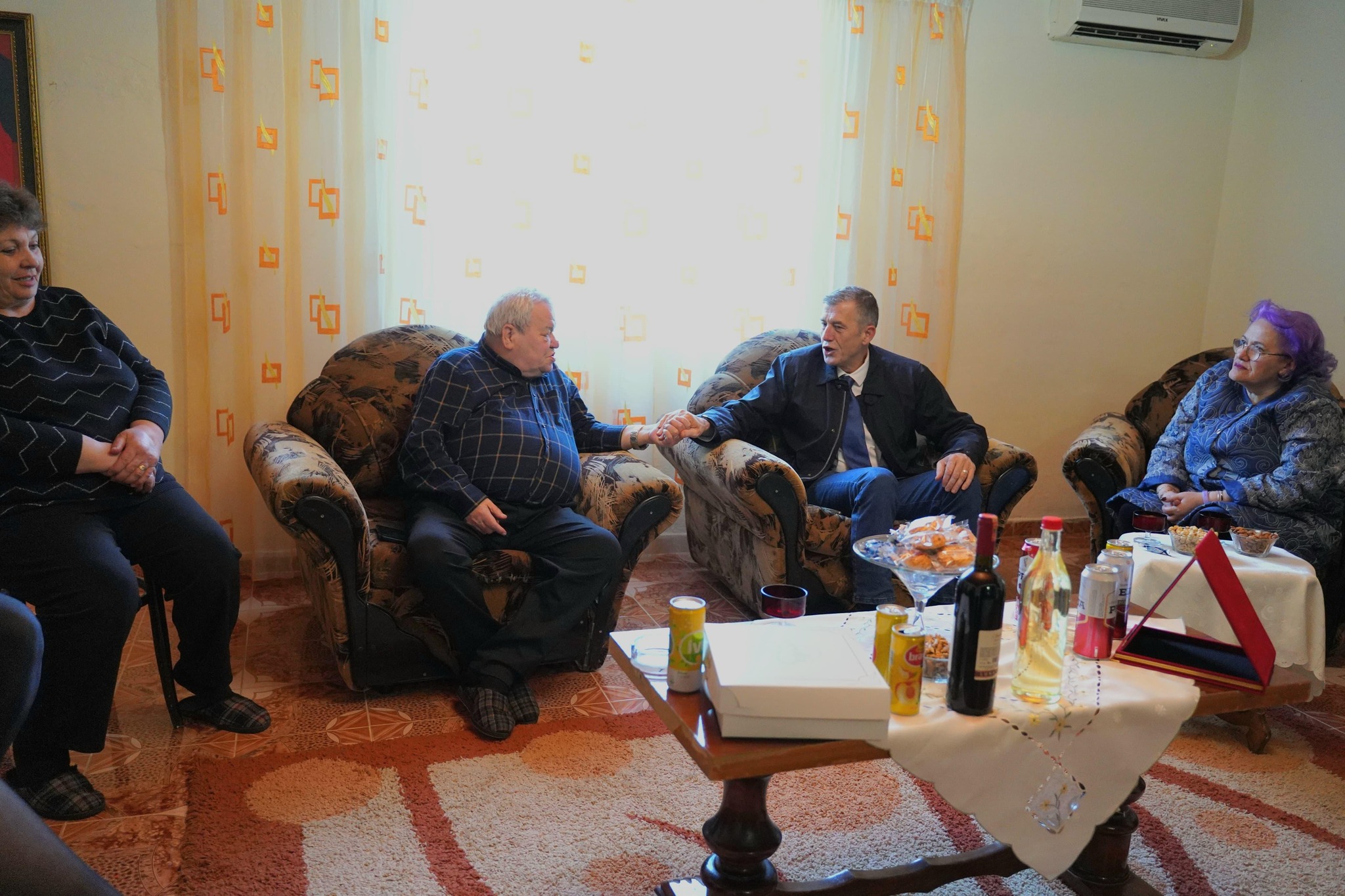 Kliti Hoti dhe aktorja Rita Gjeka, surprizojne ne diten e lindjes mjeshtrin e madh Besnik Çinari