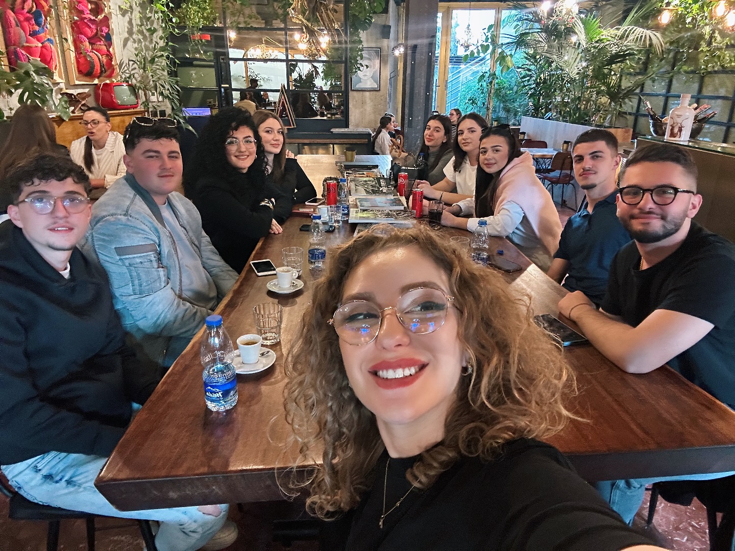 Kejsi Spahija me te rinjte shkodrane qe studiojne ne Tirane / Marrim energjine nga super energjia shkodrane