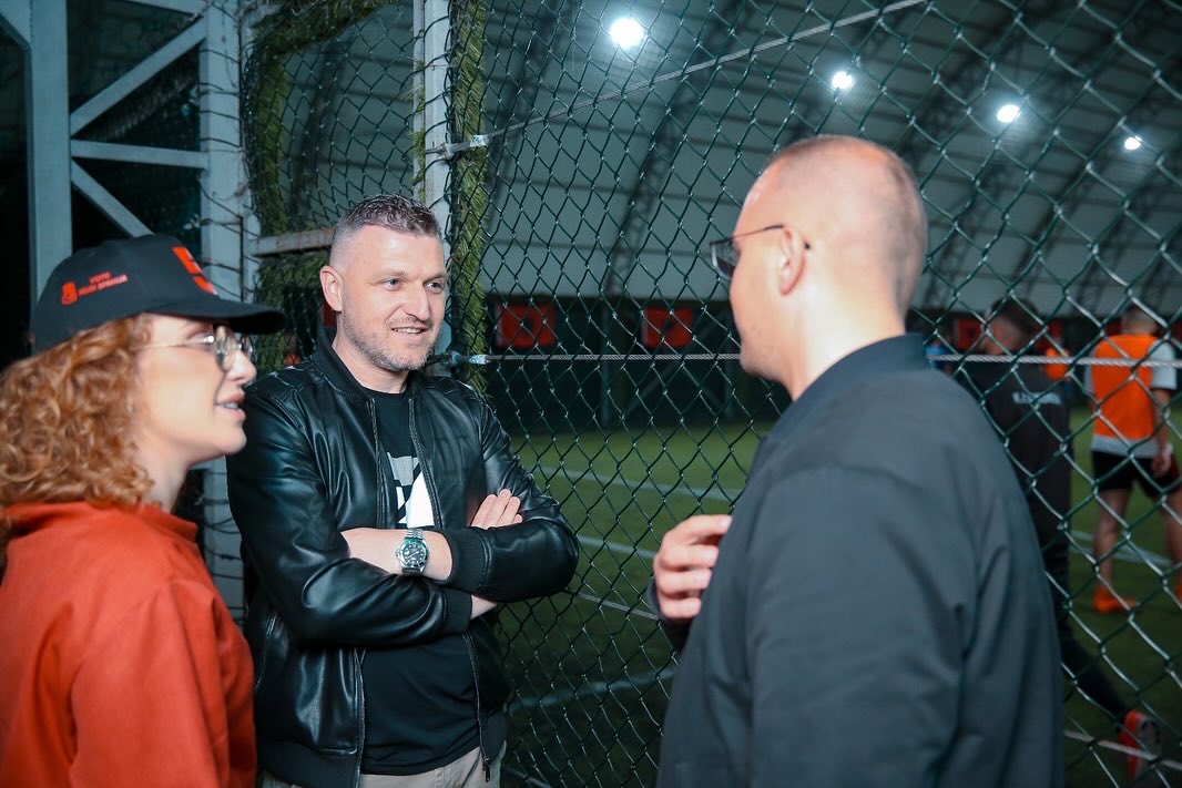 Besmir Lesha ndjek nga afer kampionatin e te rinjve te PS / Behet bashke me kandidatet Kejsi Spahija dhe Marjan Ndershtiqaj