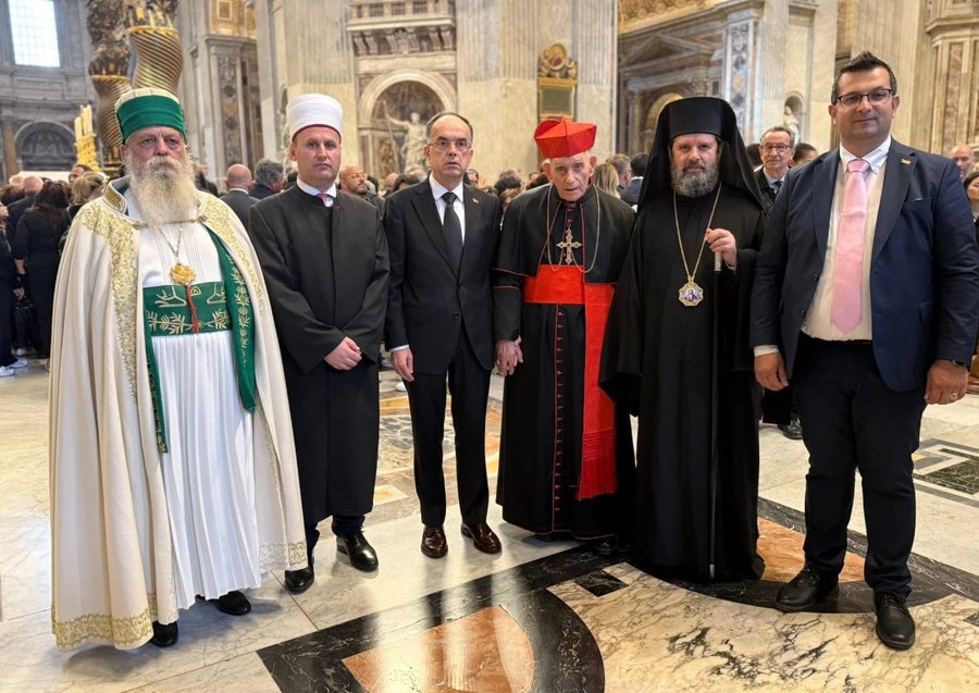Krerët e komuniteteve fetare bëhen bashkë në Vatikan, Shqipëria nderon Papa Françeskun