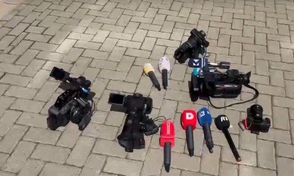 Gazetarët bojkotojnë Albin Kurtin, hedhin mikrofonët përtokë kur ai del nga Kuvendi