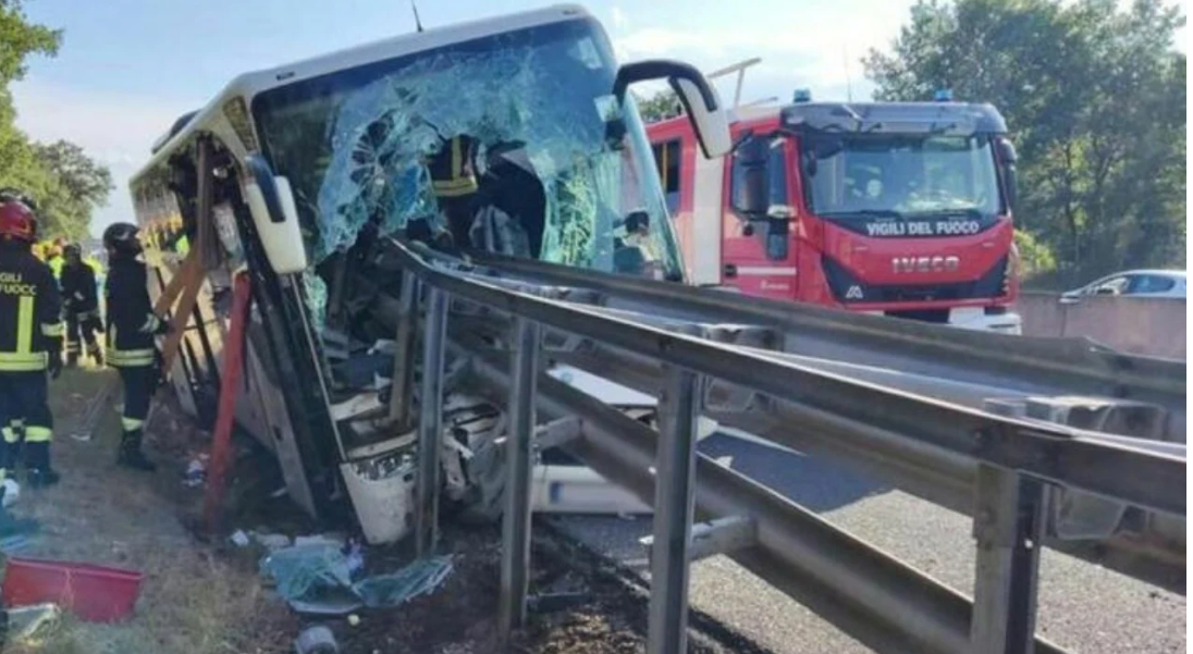 E frikshme në Itali! Autobusi me fëmijë përplaset me kamionin, një person në gjendje të rëndë