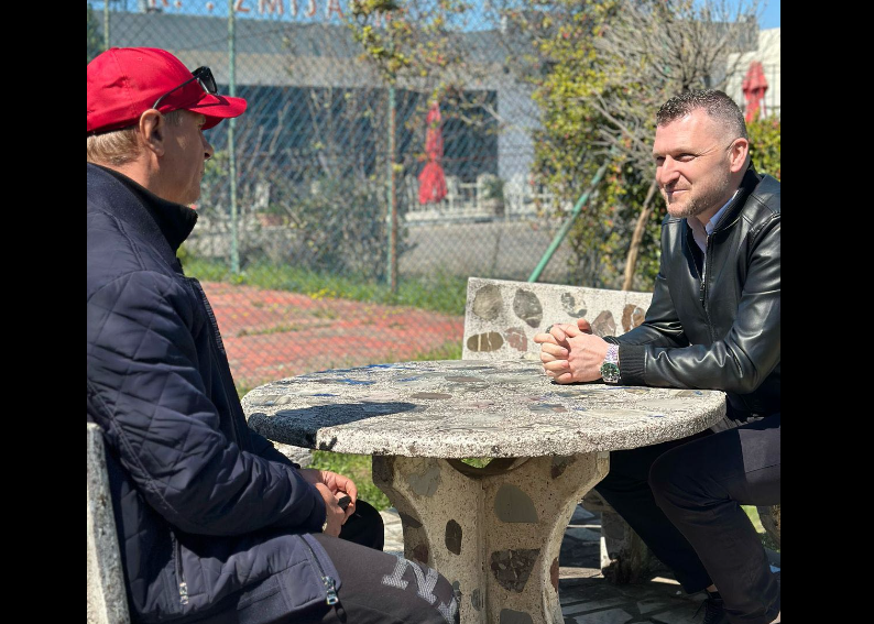 Besmir Lesha takim frymezues me ikonen e futbollit Hysen Zmijani