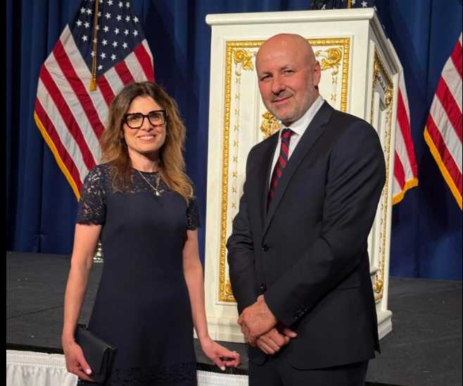 Kandidati i PS Bujar Rexha, merr pjese ne mbremjen gala ne SHBA me perkrahesit e Presidentit Trump ne rezidencen e tij