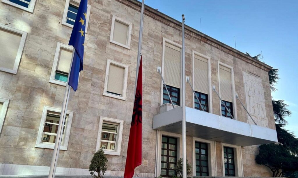 Shqipëria në zi për Papa Françeskun, flamuri kombëtar ulet në gjysmështizë