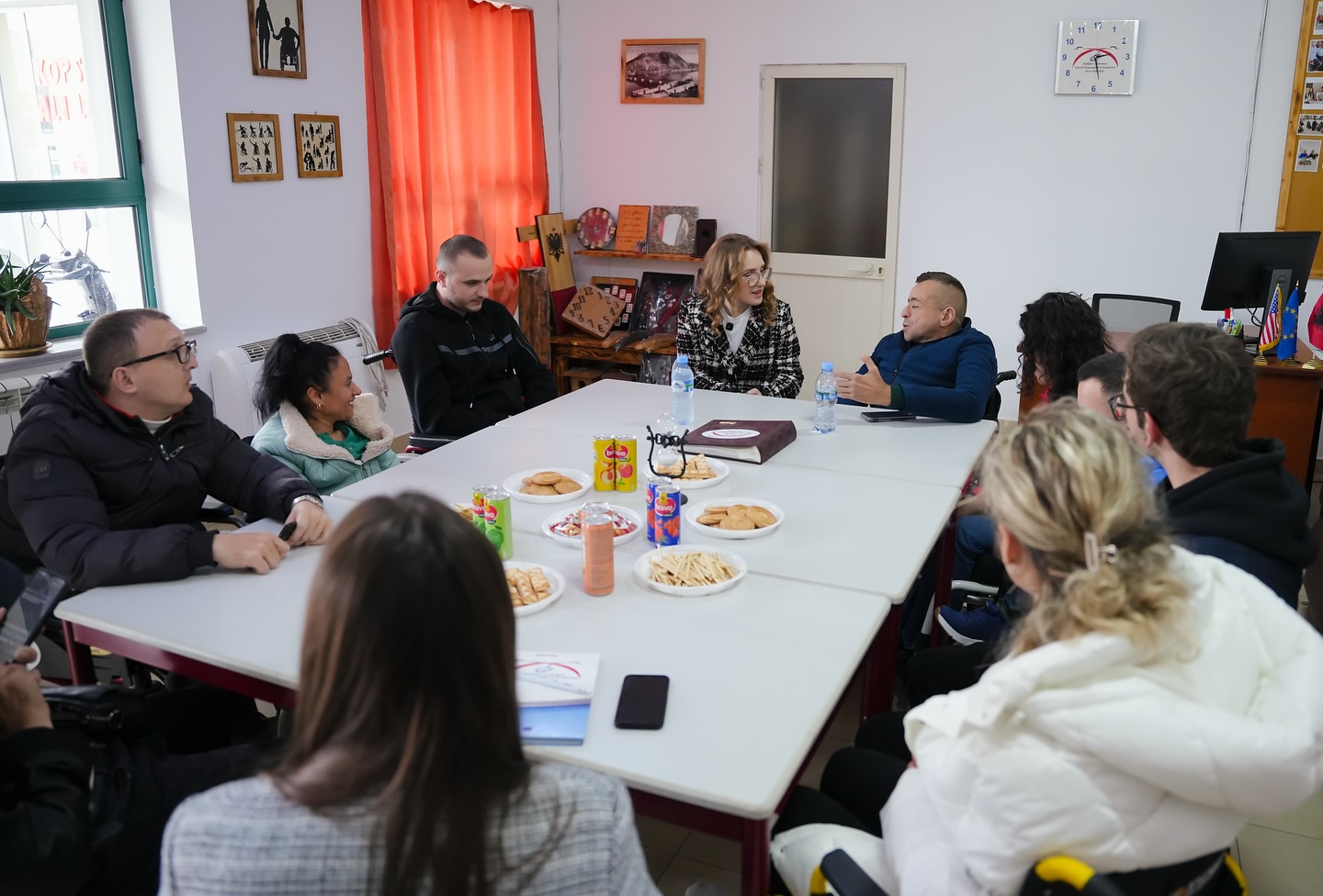 Kejsi Spahija takim miqesor  me Saimirin dhe te rinjte e Shoqates Para-Tetraplegjikeve