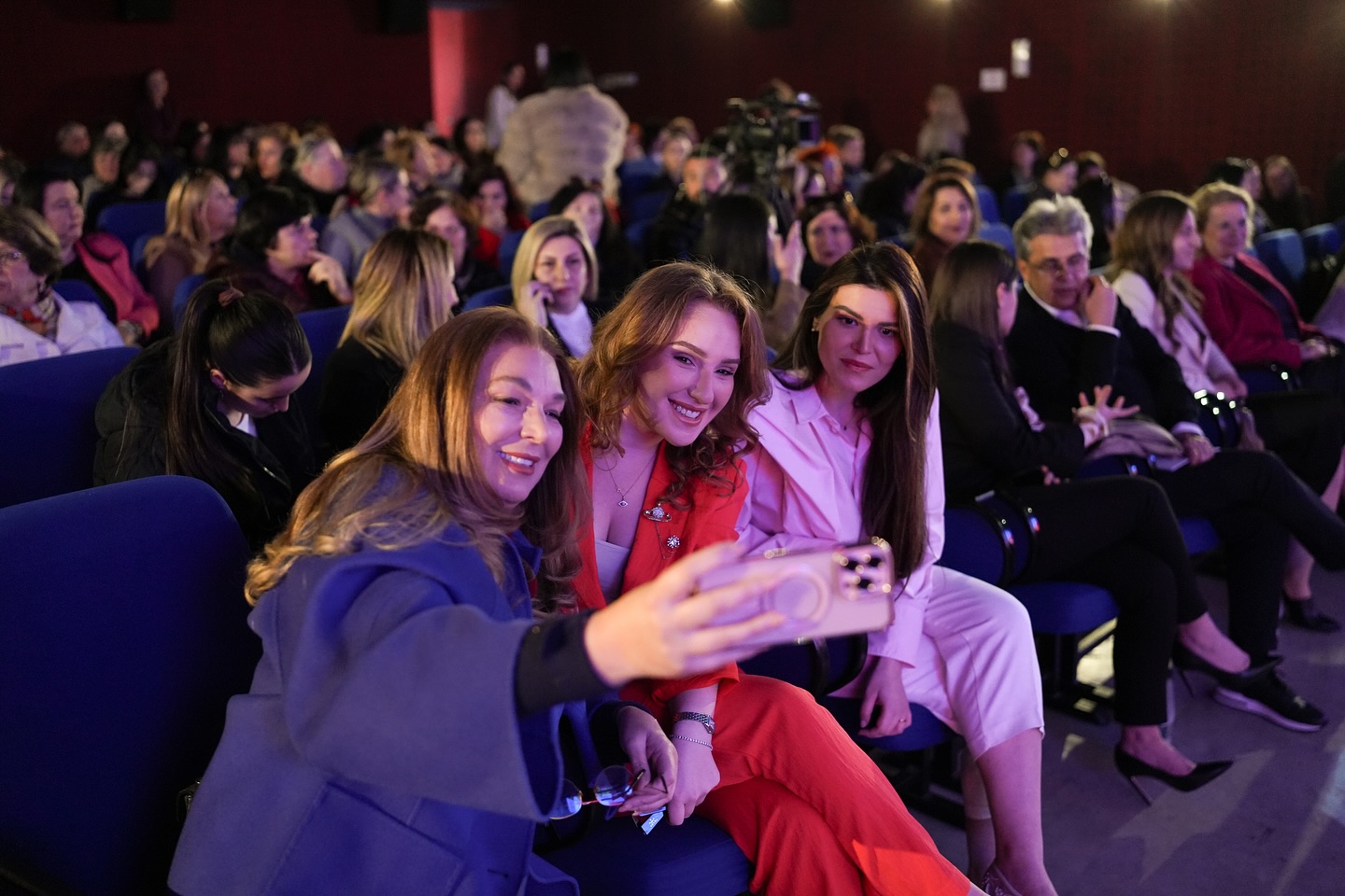 Kejsi Spahija ndan Fotoalbumin <p>Me vajzat dhe gratë e Partisë Socialiste</p> <!-- /wp:paragraph -->