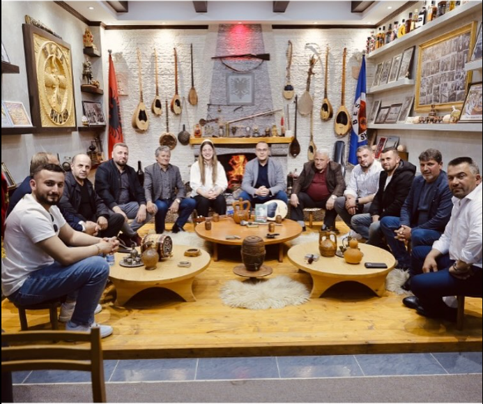 Marjana Koçeku me antaret e shoqates kulturore “Besa Shosh” nji grup i artisteve folklorik te treves t’Dukagjinit