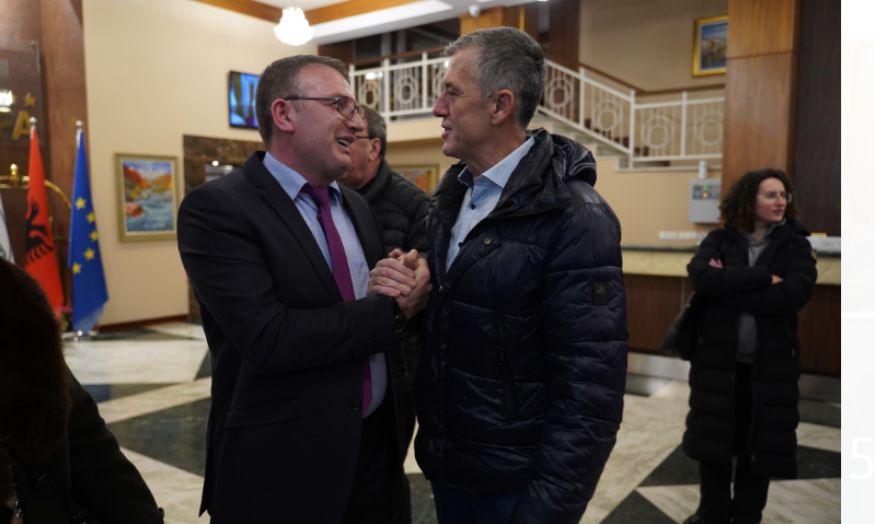 Kliti Hoti ndan perjetimet nga ekspozita e piktorit Shpëtim Garuci. Jo thjesht art – një udhëtim në kujtesë, një urë mes brezave